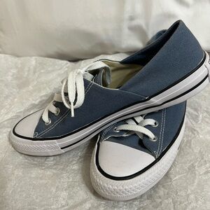 Converse sz 8.5 Blue and White Women's Sneakers EUC